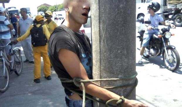 Homem amarrado a poste depois de assalto em Santa Catarina (Polícia Militar/Divulgação) Homem amarrado a poste depois de assalto em Santa Catarina (Polícia Militar/Divulgação)