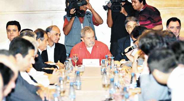 Em reunião com lideranças de partidos aliados, ex-presidente defendeu que o PT parta de vez para o enfrentamento com os tucanos
(Gladyston Rodrigues/EM/D.A press ) Em reunião com lideranças de partidos aliados, ex-presidente defendeu que o PT parta de vez para o enfrentamento com os tucanos
(Gladyston Rodrigues/EM/D.A press )