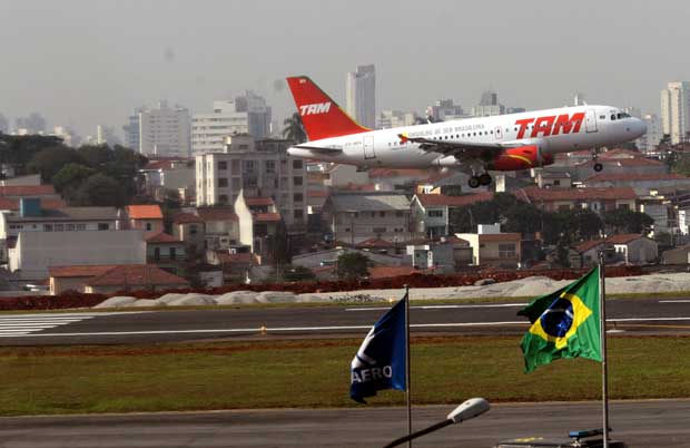 Acidente ocorreu no dia 17 de julho de 2007. Além dos passageiros e da equipe de bordo, morreram pessoas que estavam em terra (Carol Guedes / Parceiro / Agência O Globo ) Acidente ocorreu no dia 17 de julho de 2007. Além dos passageiros e da equipe de bordo, morreram pessoas que estavam em terra (Carol Guedes / Parceiro / Agência O Globo )