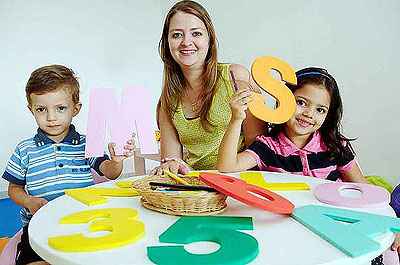 Juliana Viola com os filhos, Sara e Murilo. Ela teve dificuldades para matriculá-lo na pré-escola porque ele completa 3 anos depois de 31 de março (Bruno Peres/CB/D.A Press) Juliana Viola com os filhos, Sara e Murilo. Ela teve dificuldades para matriculá-lo na pré-escola porque ele completa 3 anos depois de 31 de março (Bruno Peres/CB/D.A Press)