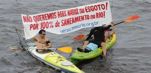 Faixas e megafones foram usados pelos manifestantes para criticar as condições de saneamento no local (Agência Brasil) Faixas e megafones foram usados pelos manifestantes para criticar as condições de saneamento no local (Agência Brasil)