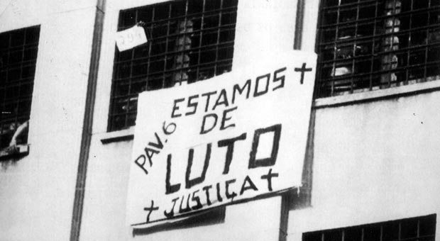 06/10/1992 - Presos exibem faixas manifestando as 111 mortes praticados por policiais durante a rebelião na Casa de Detenção Carandiru em São Paulo (Claudio Rossi/Agência Globo) 06/10/1992 - Presos exibem faixas manifestando as 111 mortes praticados por policiais durante a rebelião na Casa de Detenção Carandiru em São Paulo (Claudio Rossi/Agência Globo)