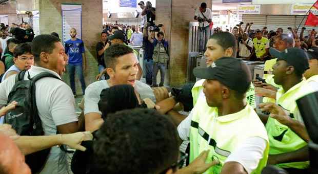 Caio Silva Souza visto em manifestação no Rio em outro momento antes de disparar rojão que matou cinegrafista (Rudy Trindade/Frame/Agência O Globo) Caio Silva Souza visto em manifestação no Rio em outro momento antes de disparar rojão que matou cinegrafista (Rudy Trindade/Frame/Agência O Globo)