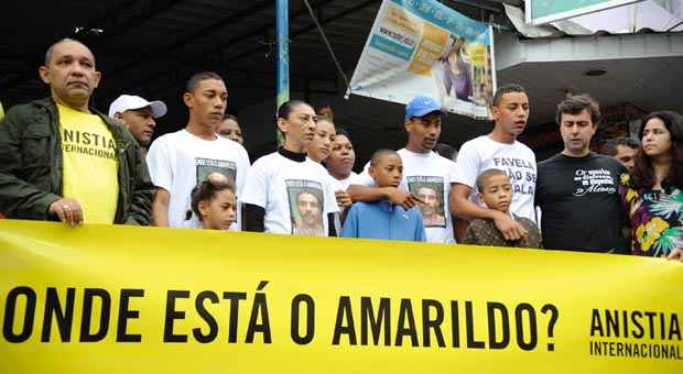 A mulher, Elizabeth, e os seis filhos do ajudante de pedreiro Amarildo em ato de solidariedade no dia 11/02 (Tânia Rêgo/Agência Brasil) A mulher, Elizabeth, e os seis filhos do ajudante de pedreiro Amarildo em ato de solidariedade no dia 11/02 (Tânia Rêgo/Agência Brasil)