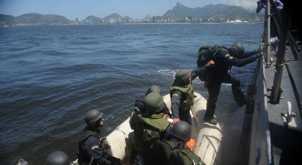 Marinha faz simulação de operação de patrulha e inspeção naval (Tânia Rêgo/Agência Brasil) Marinha faz simulação de operação de patrulha e inspeção naval (Tânia Rêgo/Agência Brasil)