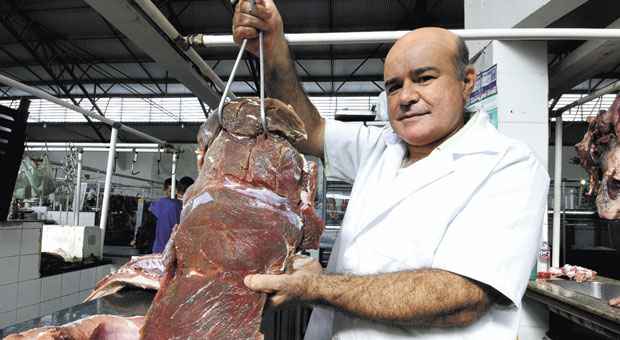 Gilson da Cruz mostra a manta de carne de sol, vendida no Mercado Municipal (Fotos: Beto Magalhães/Em/D.A PRESS)