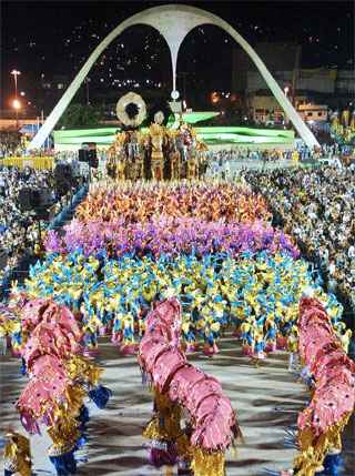 Escolas vão desfilar na comemoração aos 30 anos do Sambódromo da Marquês de Sapucaí (AFP PHOTO/Mauricio LIMA) Escolas vão desfilar na comemoração aos 30 anos do Sambódromo da Marquês de Sapucaí (AFP PHOTO/Mauricio LIMA)