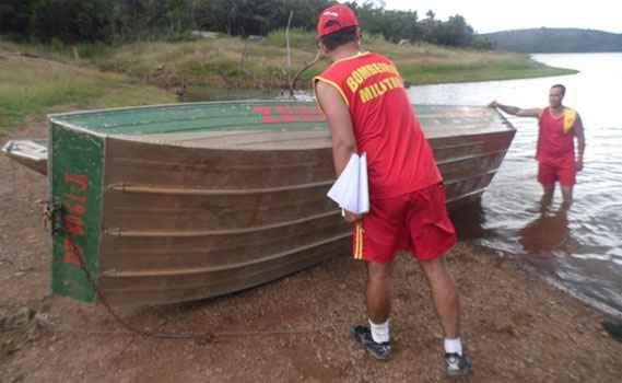 Canoa tinha capacidade para cinco pessoas, mas 11 estavam dentro na hora do acidente (CBMGO/5ºBBM/Divulgação) Canoa tinha capacidade para cinco pessoas, mas 11 estavam dentro na hora do acidente (CBMGO/5ºBBM/Divulgação)