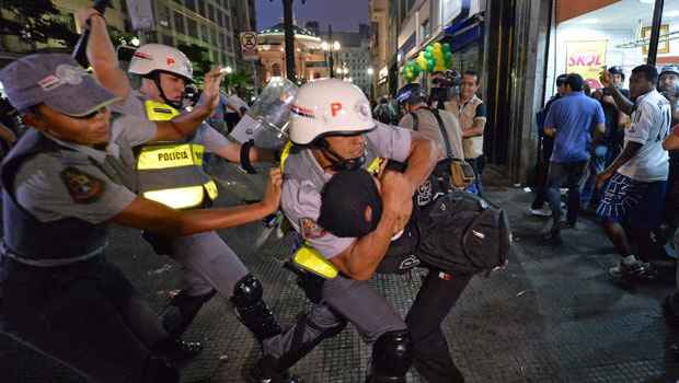 O protesto foi atendido pelo pelotão ninja, grupo de policiais especializados em artes marciais (NELSON ALMEIDA / AFP) O protesto foi atendido pelo pelotão ninja, grupo de policiais especializados em artes marciais (NELSON ALMEIDA / AFP)