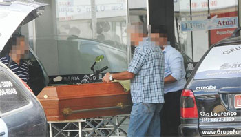 Corpos dos mortos no tiroteio com a polícia foram liberados ontem para enterro. Parentes não quiseram comentar o assunto ( Beto Novaes/EM/D.A Press)