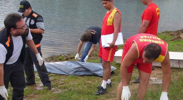 O Corpo de Bombeiros de Goiás resgatou, na manhã de ontem, seis dos sete corpos da família morta no Rio Corumbá: 15 homens participaram das buscas (CBMGO/Divulgação) O Corpo de Bombeiros de Goiás resgatou, na manhã de ontem, seis dos sete corpos da família morta no Rio Corumbá: 15 homens participaram das buscas (CBMGO/Divulgação)