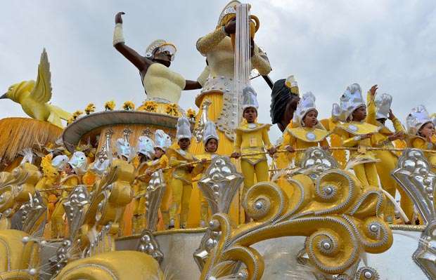 A escola Tom Maior fez uma homenagem à cidade de Foz do Iguaçu (AFP PHOTO/Nelson Almeida) A escola Tom Maior fez uma homenagem à cidade de Foz do Iguaçu (AFP PHOTO/Nelson Almeida)