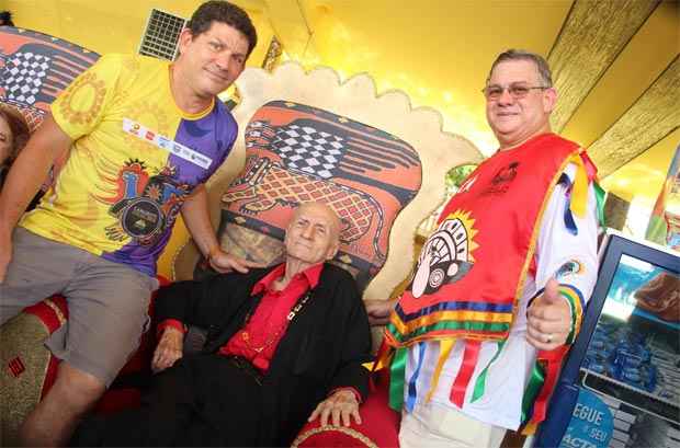 'Se eu sou o homenageado do maior bloco do mundo, eu sou o maior escritor do mundo', disse, bem humorado, o escritor pernambucano Ariano Suassuna (Divulgação/Facebook Galo da Madrugada) 'Se eu sou o homenageado do maior bloco do mundo, eu sou o maior escritor do mundo', disse, bem humorado, o escritor pernambucano Ariano Suassuna (Divulgação/Facebook Galo da Madrugada)