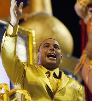 Homenageado da noite, Ronaldo não conteve as lágrimas ao final do desfile (REUTERS/Paulo Whitaker) Homenageado da noite, Ronaldo não conteve as lágrimas ao final do desfile (REUTERS/Paulo Whitaker)