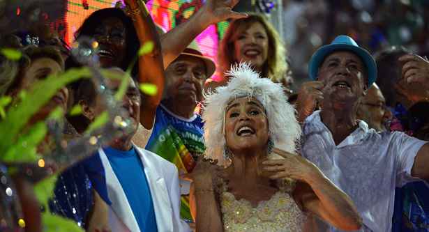 Artistas fazem presença em carro alegórico da Beija-Flor (YASUYOSHI CHIBA / AFP) Artistas fazem presença em carro alegórico da Beija-Flor (YASUYOSHI CHIBA / AFP)