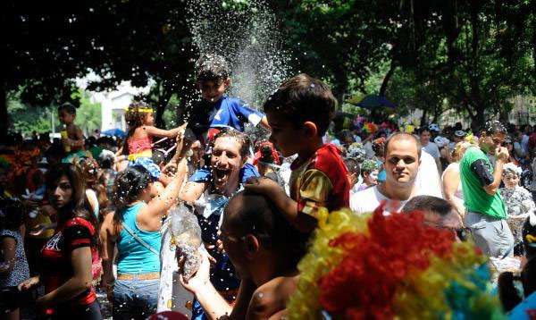 Crianças brincam o carnaval no Bloco Largo do Machadinho, mas não Largo do Suquinho (Tomaz Silva/Agência Brasil) Crianças brincam o carnaval no Bloco Largo do Machadinho, mas não Largo do Suquinho (Tomaz Silva/Agência Brasil)