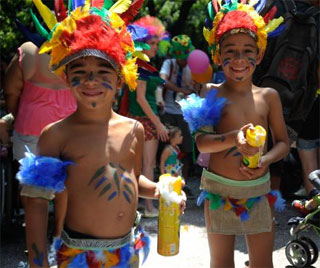 Criançada brinca o carnaval com o bloco 'Largo o machadinho, mas não largo o suquinho' (Tomaz Silva/Agência Brasil) Criançada brinca o carnaval com o bloco 'Largo o machadinho, mas não largo o suquinho' (Tomaz Silva/Agência Brasil)
