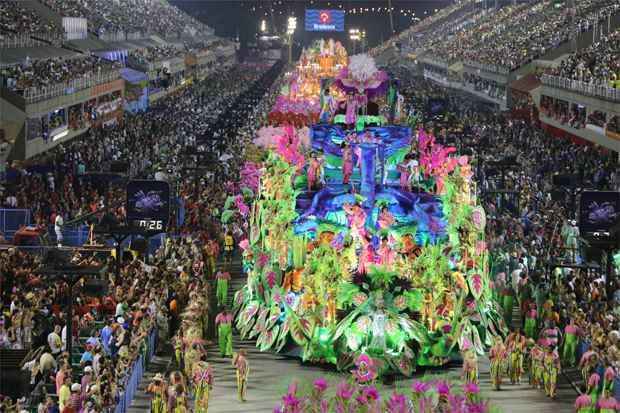 O desfile da Mangueira apresentou o enredo A Festança Brasileira Cai no Samba da Mangueira, entoado pelo público antes mesmo da escola entrar na avenida (TASSO MARCELO LEAL / AFP) O desfile da Mangueira apresentou o enredo A Festança Brasileira Cai no Samba da Mangueira, entoado pelo público antes mesmo da escola entrar na avenida (TASSO MARCELO LEAL / AFP)