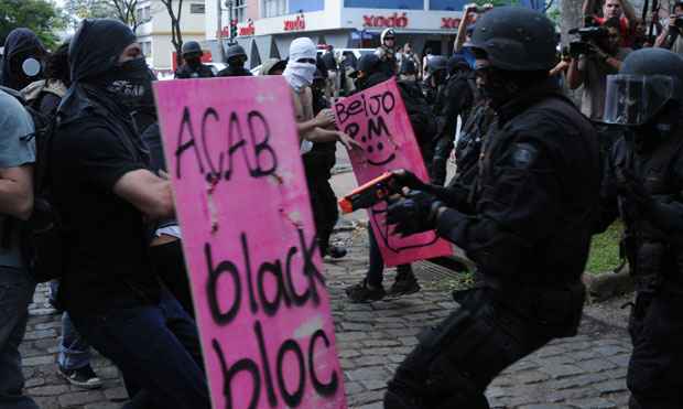 Policiais e manifestantes Black Bloc se enfrentam na praça da Liberdade em Belo Horizonte no dia da independência em 2013 (Túlio Santos/EM/D.A Press) Policiais e manifestantes Black Bloc se enfrentam na praça da Liberdade em Belo Horizonte no dia da independência em 2013 (Túlio Santos/EM/D.A Press)