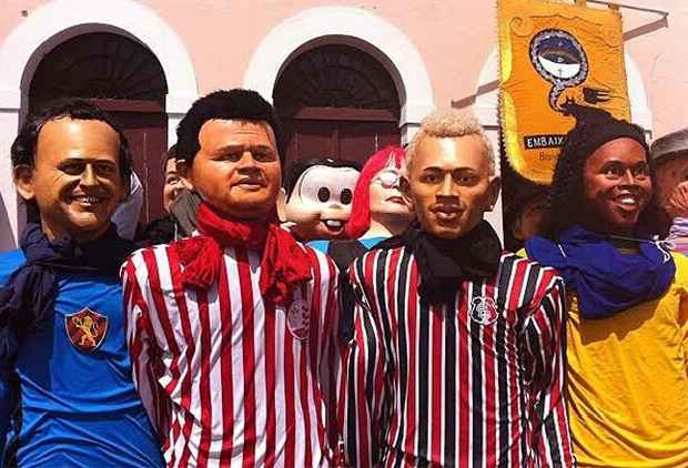 Na frente, os jogadores Magrão, Kuki, Caça-Rato e Ronaldinho Gaúcho. Logo atrás, é possível ver o boneco da cantora Rita Lee e da personagem Mônica (Reprodução/Instagram Diário de Pernambuco) Na frente, os jogadores Magrão, Kuki, Caça-Rato e Ronaldinho Gaúcho. Logo atrás, é possível ver o boneco da cantora Rita Lee e da personagem Mônica (Reprodução/Instagram Diário de Pernambuco)