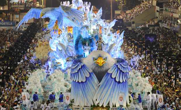 Portela deixa Marquês de Sapucaí aos gritos de 'é campeã' (YASUYOSHI CHIBA / AFP) Portela deixa Marquês de Sapucaí aos gritos de 'é campeã' (YASUYOSHI CHIBA / AFP)