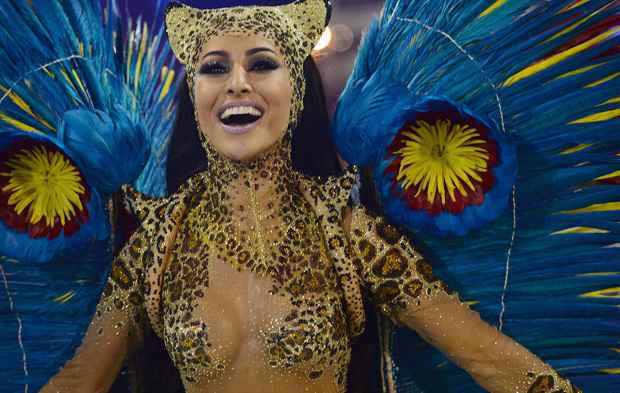 A apresentadora Sabrina Sato, rainha de bateria da Vila Isabel, recebeu sua fantasia minutos antes do início do desfile (YASUYOSHI CHIBA / AFP) A apresentadora Sabrina Sato, rainha de bateria da Vila Isabel, recebeu sua fantasia minutos antes do início do desfile (YASUYOSHI CHIBA / AFP)