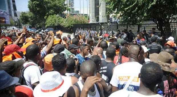 Protesto teve início na Central do Brasil e seguiu até a prefeitura do Rio (Tomaz Silva/Agência Brasil) Protesto teve início na Central do Brasil e seguiu até a prefeitura do Rio (Tomaz Silva/Agência Brasil)