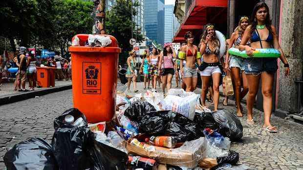 A greve dos garis começou no sábado (1º), provocando um acúmulo de lixo durante o carnaval. Hoje, o problema continua em várias partes da cidade, inclusive no centro, onde o lixo deixado por foliões e ambulantes ocupa as calçadas e os cantos de algumas avenidas (MARCELO FONSECA/ESTADAO CONTEUDO. RJ ) A greve dos garis começou no sábado (1º), provocando um acúmulo de lixo durante o carnaval. Hoje, o problema continua em várias partes da cidade, inclusive no centro, onde o lixo deixado por foliões e ambulantes ocupa as calçadas e os cantos de algumas avenidas (MARCELO FONSECA/ESTADAO CONTEUDO. RJ )