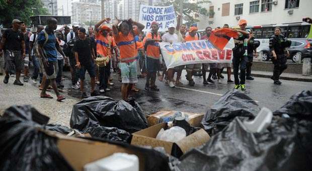 Greve dos garis continua pelo sexto dia consecutivo. Serviço de limpeza é parcial e com escolta policial (Tânia Rêgo/Agência Brasil) Greve dos garis continua pelo sexto dia consecutivo. Serviço de limpeza é parcial e com escolta policial (Tânia Rêgo/Agência Brasil)