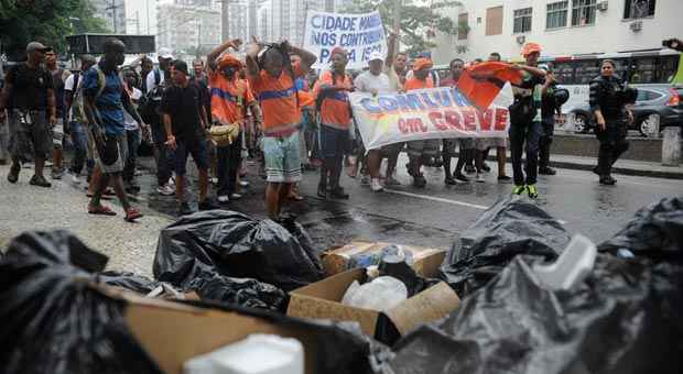Greve dos garis continuará pelo sétimo dia consecutivo. Serviço de limpeza é parcial e com escolta policial (Tânia Rêgo/Agência Brasi) Greve dos garis continuará pelo sétimo dia consecutivo. Serviço de limpeza é parcial e com escolta policial (Tânia Rêgo/Agência Brasi)