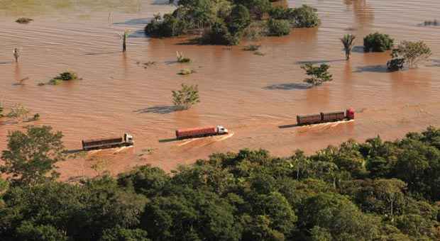 Dnit diz que forte correnteza que invade a pista torna a passagem de veículos perigosa (Sérgio Vale/SecomAC) Dnit diz que forte correnteza que invade a pista torna a passagem de veículos perigosa (Sérgio Vale/SecomAC)