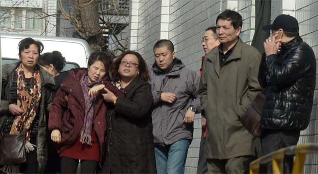Parentes de passageiros chineses do voo MH370 se reúnem em um hotel em Pequim à espera de notícias sobre as buscas ao avião (STR) Parentes de passageiros chineses do voo MH370 se reúnem em um hotel em Pequim à espera de notícias sobre as buscas ao avião (STR)