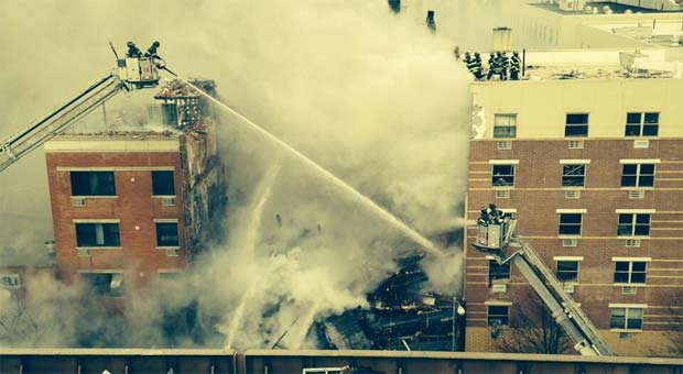 Bombeiros combatem incêndio onde dois prédios desabaram em Nova York (Reprodução Internet / twitter.com/FDNY)