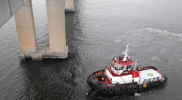 Barcos da Marinha do Brasil procuram indícios de automóvel que caiu da ponte Rio-Niteroi. Marina Borges Pinto foi resgatada sem graves danos Barcos da Marinha do Brasil procuram indícios de automóvel que caiu da ponte Rio-Niteroi. Marina Borges Pinto foi resgatada sem graves danos
