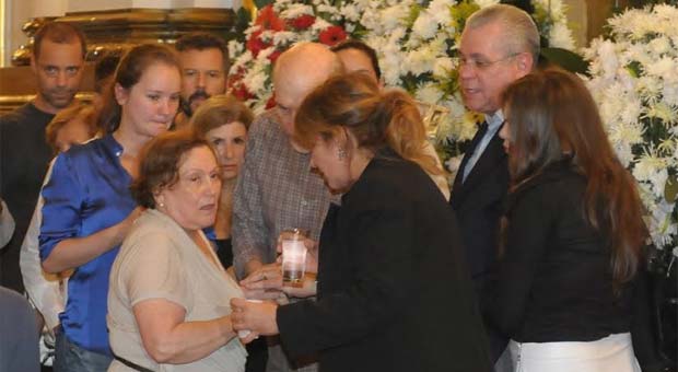 Nicette Bruno é consolada por amigos e colegas de trabalho (Francisco Cepeda e Léo Franco/AgNews) Nicette Bruno é consolada por amigos e colegas de trabalho (Francisco Cepeda e Léo Franco/AgNews)