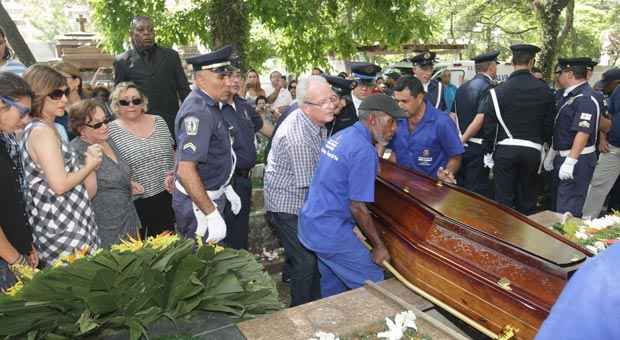 Esposa Nicete Bruno (esquerda), muito emocionada em enterro do marido e ator Paulo Goulart (Leo Franco e Thiago Duran / AgNews) Esposa Nicete Bruno (esquerda), muito emocionada em enterro do marido e ator Paulo Goulart (Leo Franco e Thiago Duran / AgNews)