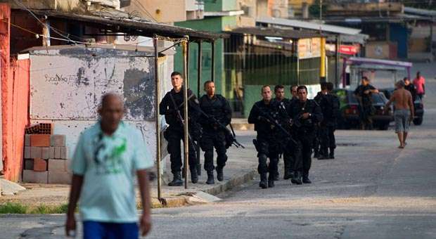 Oficiais do Bope fazem patrulha na Vila Kennedy (CHRISTOPHE SIMON/AFP) Oficiais do Bope fazem patrulha na Vila Kennedy (CHRISTOPHE SIMON/AFP)
