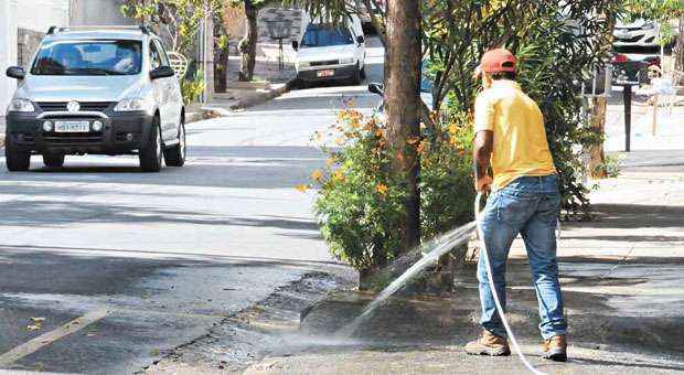 No Cidade Nova, Região Nordeste, empregado de uma casa, lançava a água para, segundo ele, %u201Ctirar o pó da calçada (EULER JÚNIOR/EM/D.A PRESS)