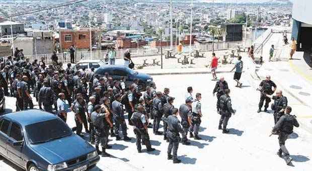 Policiais do Bope iniciam treinamento para agentes do Complexo do Alemão ( (Guito Moreto/Agência O Globo) Policiais do Bope iniciam treinamento para agentes do Complexo do Alemão ( (Guito Moreto/Agência O Globo)