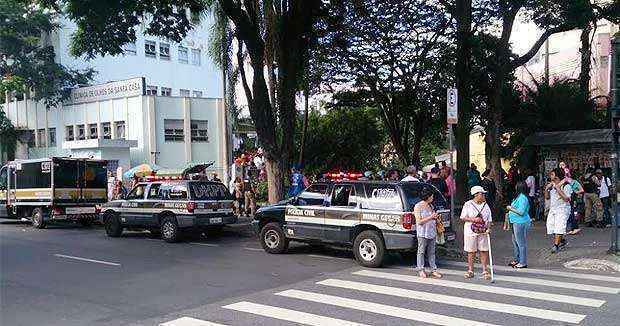 Viaturas das policias Militar e Civil foram para o local depois do homicídio (Marcelo Oliveira/EM/D.A.Press)