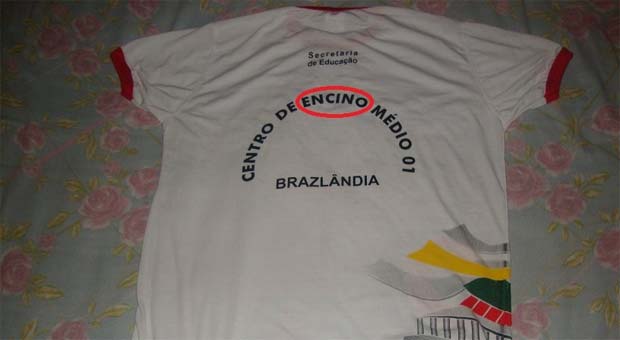 Camisa entregue no Centro de Ensino Médio 01 de Brazlândia com erro ortográfico (Reprodução Internet / www.facebook.com/taynara.santos.92) Camisa entregue no Centro de Ensino Médio 01 de Brazlândia com erro ortográfico (Reprodução Internet / www.facebook.com/taynara.santos.92)