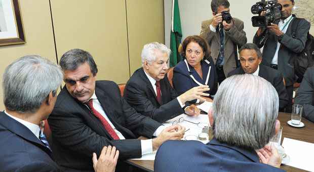 Os ministros José Eduardo Cardozo (2º à esquerda) e Ideli Salvatti passaram o dia em reuniões no Congresso para tentar evitar derrota do governo
 (Luís Macedo/Agência Câmara)