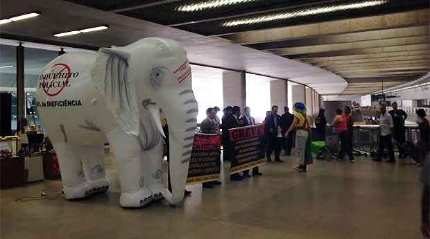 Um elefante branco também foi levado pelo grupo para participar da manifestação (SINPEF-MG/Divulgação)