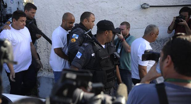 Os três policiais militares acusados de arrastar a auxiliar de serviços gerais Claudia Ferreira, ontem ao chegarem para depoimento na delegacia de Madureira (Tomaz Silva/Agência Brasil) Os três policiais militares acusados de arrastar a auxiliar de serviços gerais Claudia Ferreira, ontem ao chegarem para depoimento na delegacia de Madureira (Tomaz Silva/Agência Brasil)