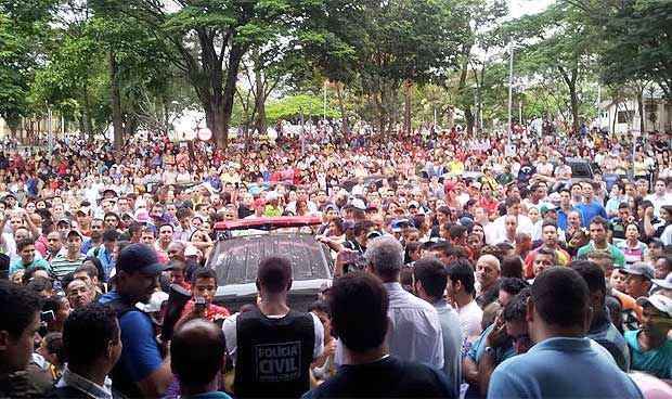 Aproximadamente 5 mil pessoas cercaram a delegacia para tentar linchar os criminosos (Polícia Civil/Divulgação)