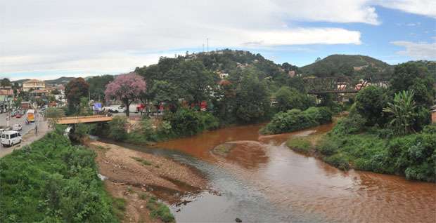 O Rio Sabará, na cidade de mesmo nome da Região Metropolitana de BH: rejeitos lançados diretamente em um dos principais afluentes do São Francisco, o Velhas (LEANDRO COURI/EM/D.A PRESS)