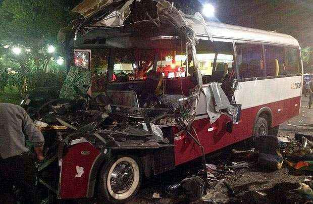 A frente do micro-ônibus ficou completamente destruída (Polícia Militar/Divulgação) A frente do micro-ônibus ficou completamente destruída (Polícia Militar/Divulgação)