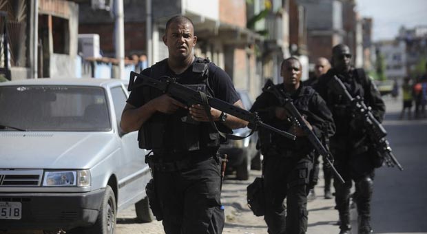 PMs do Batalhão de Policiamento de Grandes Eventos (BPGE) ficarão no complexo até a chegada de tropas do exército, que será na próxima semana (Tânia Rêgo/Agência Brasil) PMs do Batalhão de Policiamento de Grandes Eventos (BPGE) ficarão no complexo até a chegada de tropas do exército, que será na próxima semana (Tânia Rêgo/Agência Brasil)