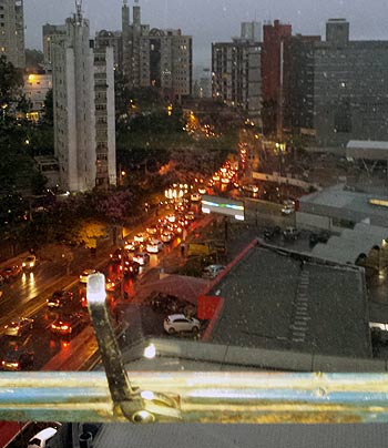 Congestionamento na Avenida Raja Gabáglia (Alessandro Lê-lê)