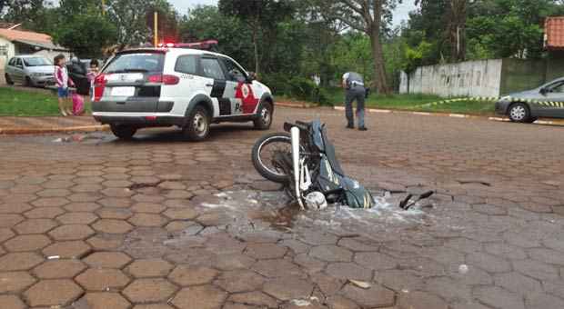 Cratera estava escondida em uma poça de água, a parte dianteira da moto ficou submersa (Reprodução /www.portalarandu.com.br / André Silva) Cratera estava escondida em uma poça de água, a parte dianteira da moto ficou submersa (Reprodução /www.portalarandu.com.br / André Silva)
